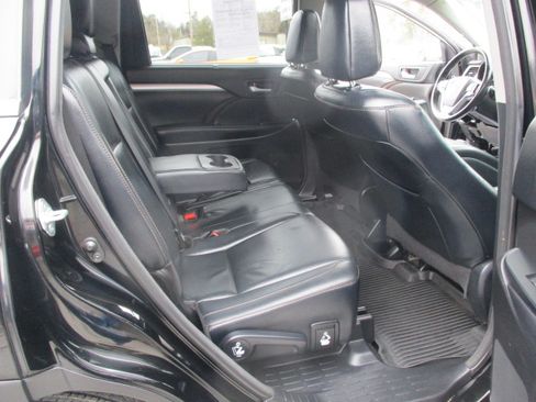 Used 2018 Toyota Highlander XLE image 29