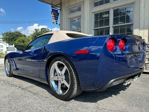 Used 2006 Chevrolet Corvette w/ 3LT image 3