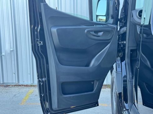 Used 2023 Mercedes-Benz Sprinter 2500 image 40