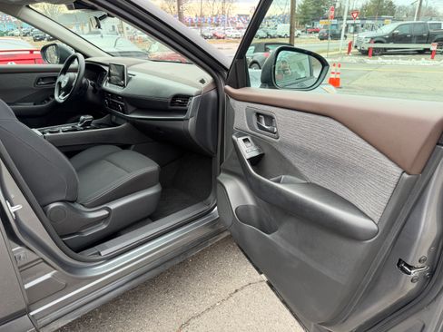 Used 2023 Nissan Rogue S image 16