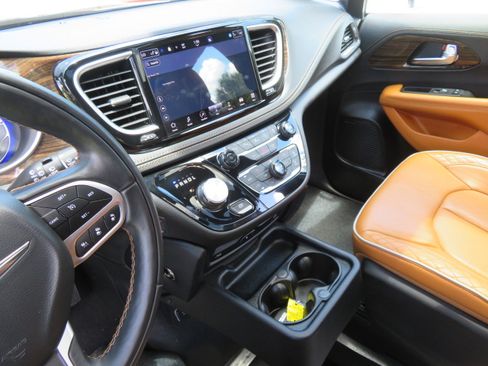 Used 2022 Chrysler Pacifica Pinnacle FWD image 33