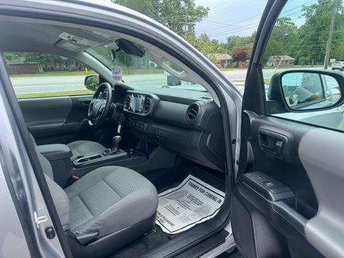Used 2021 Toyota Tacoma SR5 AWD/4WD image 15