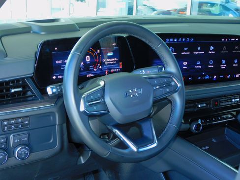 Used 2025 Chevrolet Suburban Z71 image 5