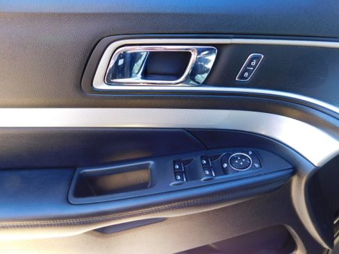 Used 2017 Ford Explorer XLT image 15