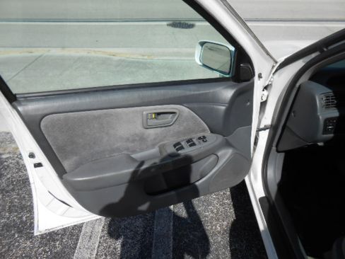 Used 1999 Toyota Camry LE V6 Sedan FWD image 9