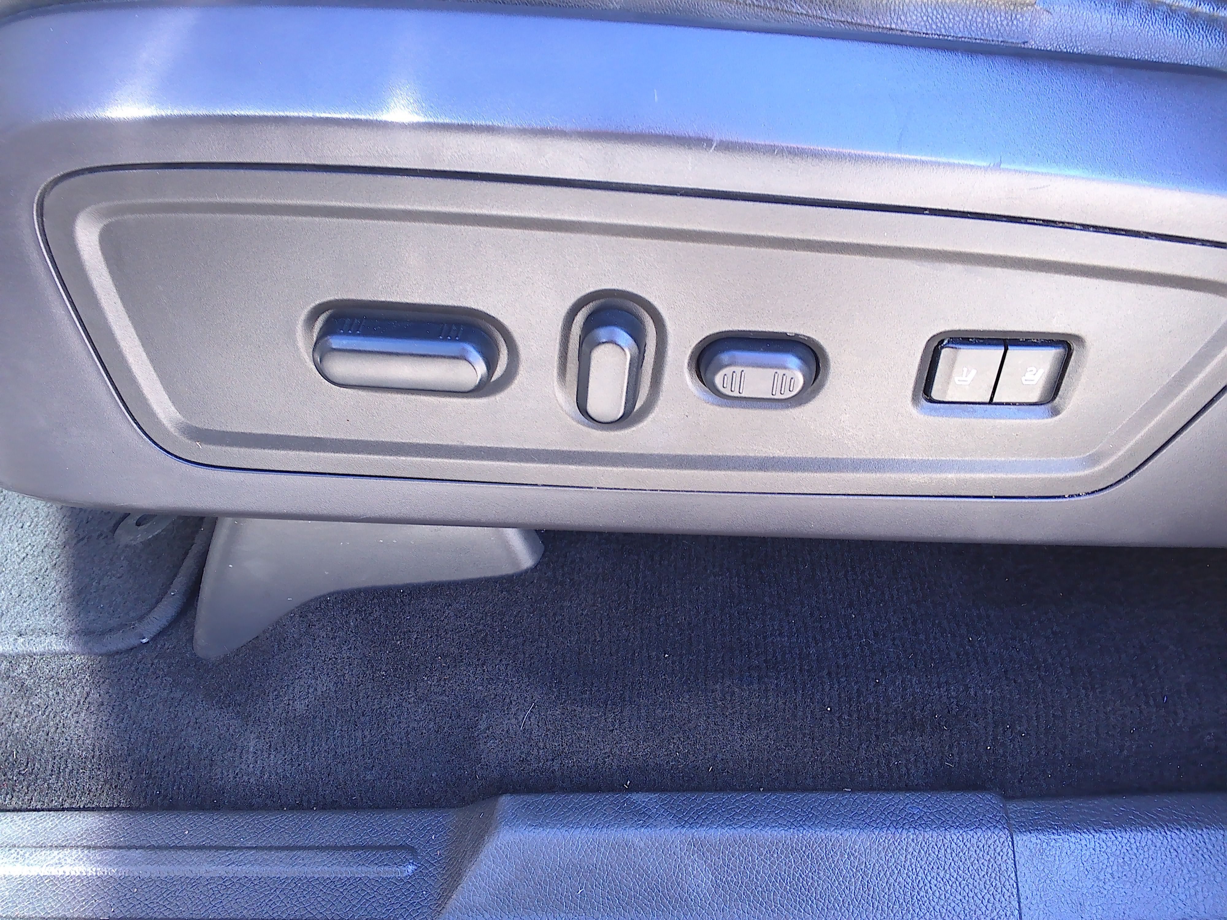 Used 2012 Lincoln Navigator 4WD image 33