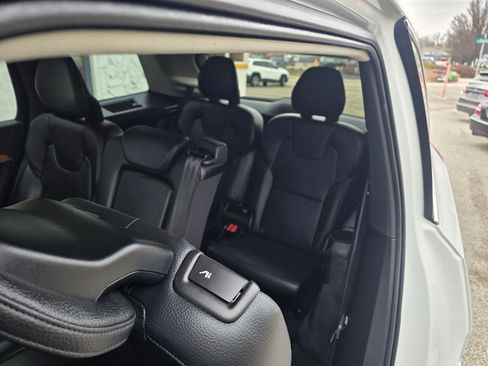 Used 2021 Volvo XC90 T6 Momentum image 9