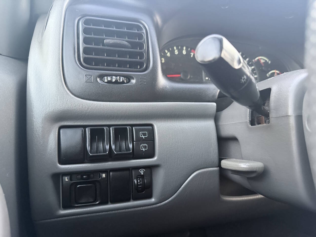 Used 2004 Chevrolet Tracker 4WD LT image 36