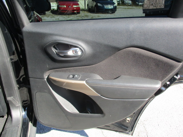 Used 2018 Jeep Cherokee FWD Latitude image 22
