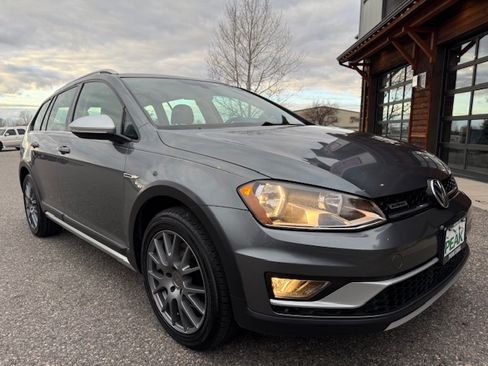 Used 2017 Volkswagen Golf Alltrack image 7