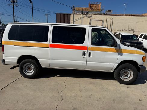 Used 2006 Ford E-350 and Econoline 350 Super Duty Wagon RWD image 2
