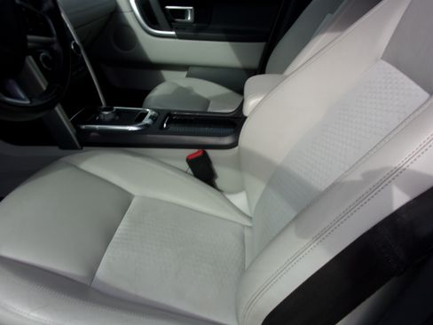 Used 2016 Land Rover Discovery Sport SE image 7