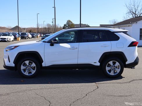 Used 2022 Toyota RAV4 XLE image 5