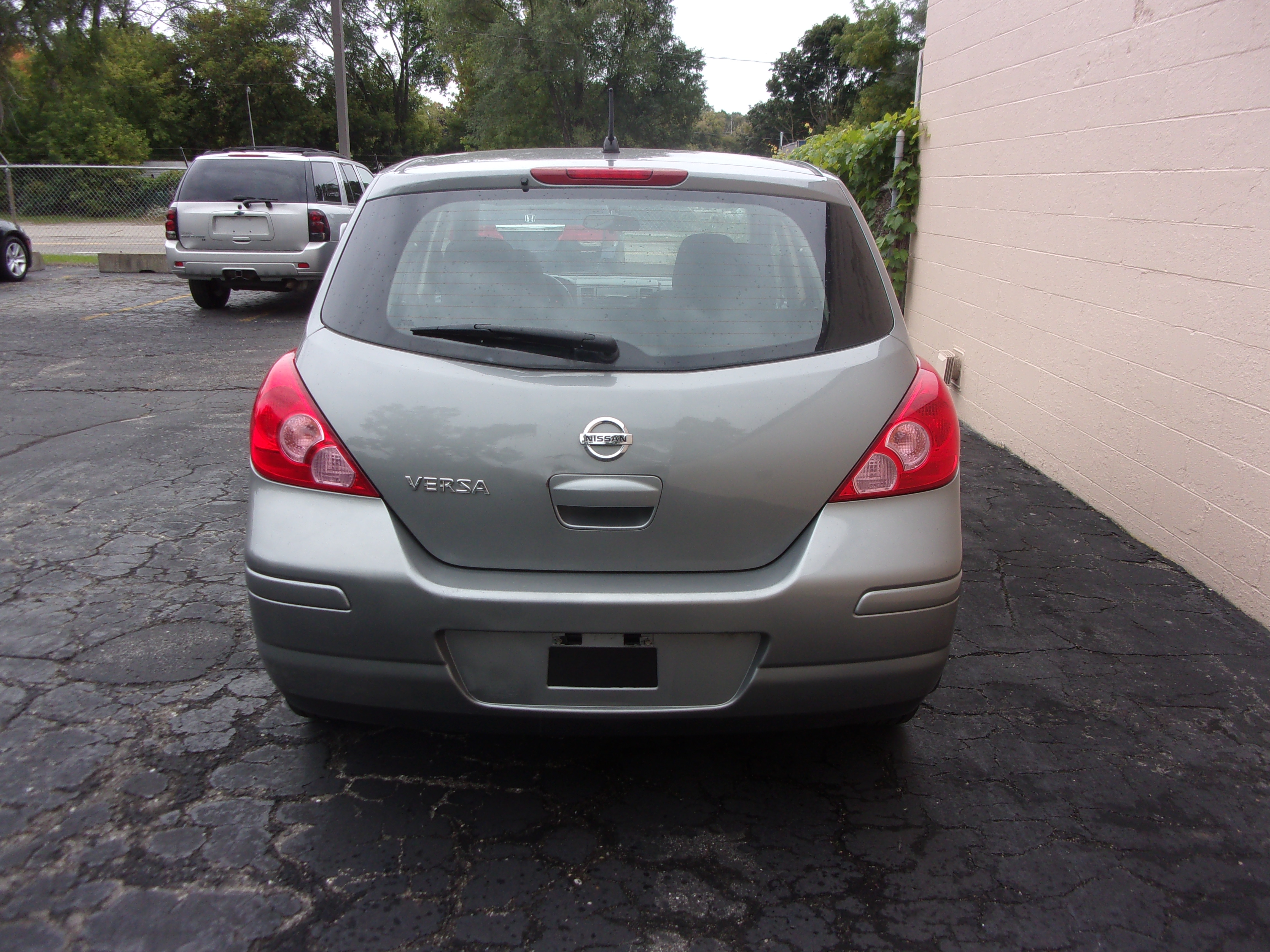 Used 2012 Nissan Versa 1.8 S Hatchback FWD image 5