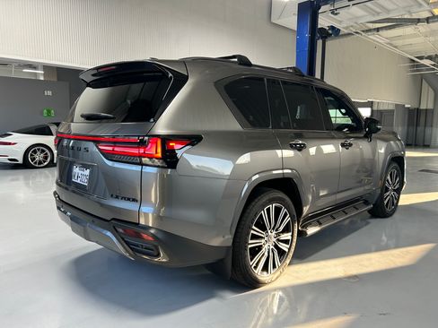 Used 2025 Lexus LX 700h Luxury image 7