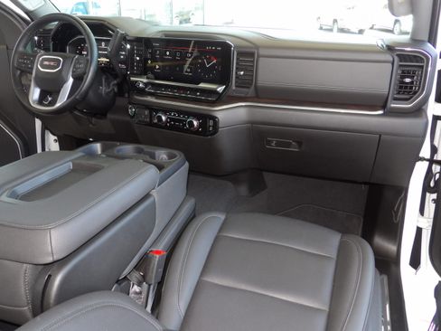 Used 2026 GMC Sierra 1500 4x4 Crew Cab SLT image 4