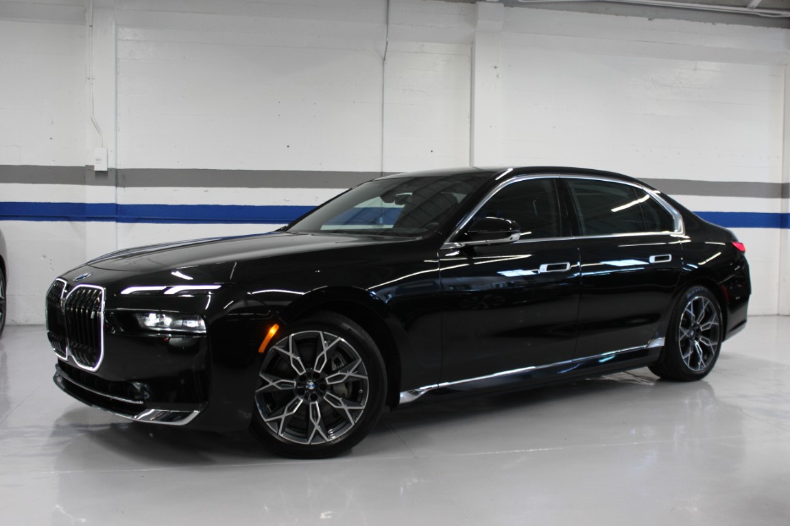 Used 2024 BMW i7 xDrive60 AWD/4WD image 2