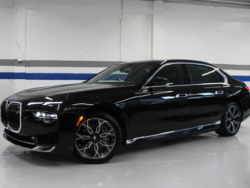 Used 2024 BMW i7 xDrive60 AWD/4WD image 2