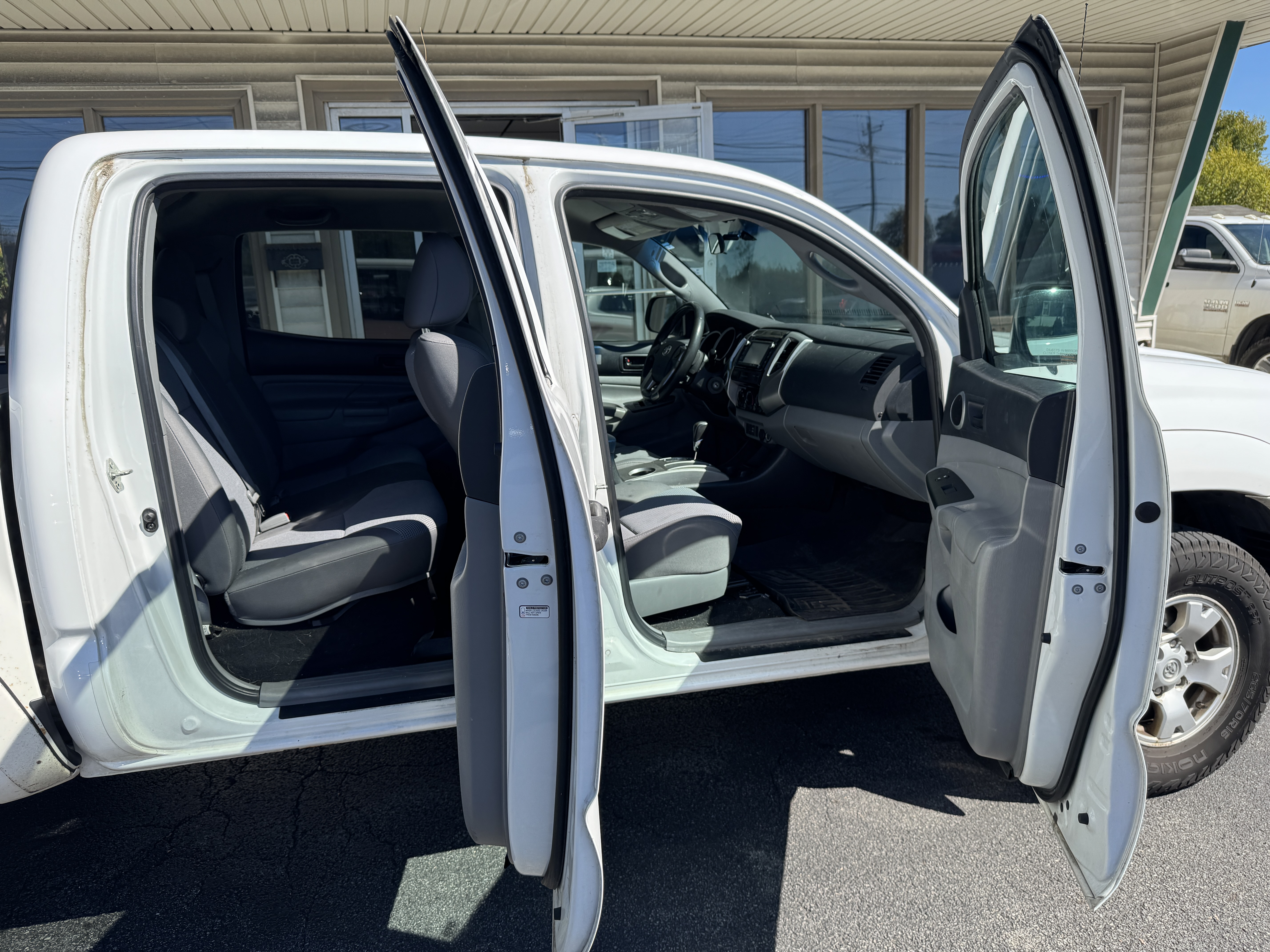 Used 2015 Toyota Tacoma 4x4 Double Cab TRD Off-Road image 16