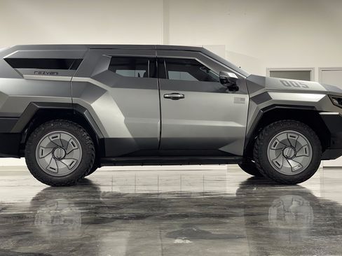 Used 2023 Cadillac Escalade Platinum Luxury image 2