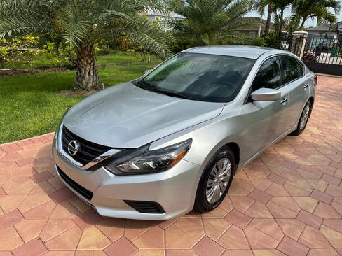 Used 2016 Nissan Altima SV FWD image 1