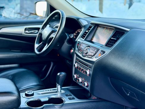 Used 2019 Nissan Pathfinder SL image 17