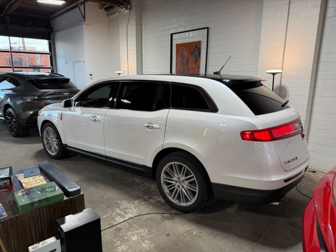 Used 2019 Lincoln MKT AWD image 4