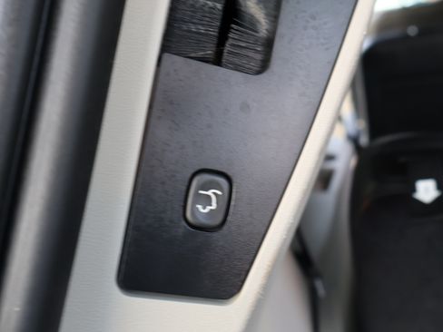 Used 2016 Chrysler Town & Country Touring image 18