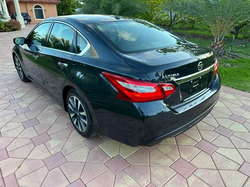 Used 2017 Nissan Altima SV FWD image 5