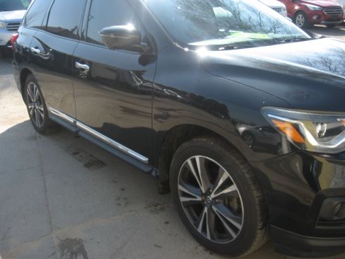 Used 2017 Nissan Pathfinder image 3