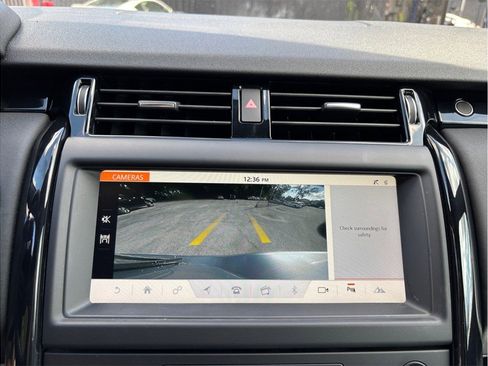 Used 2018 Land Rover Discovery SE image 29