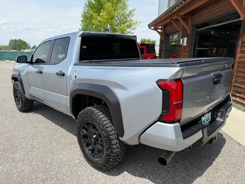 Used 2025 Toyota Tacoma 4x4 Double Cab image 3