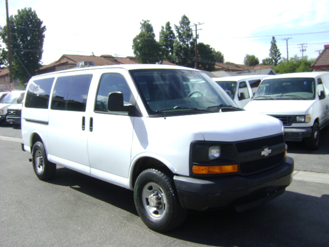 Used 2005 Chevrolet Express 3500 Passenger RWD image 3