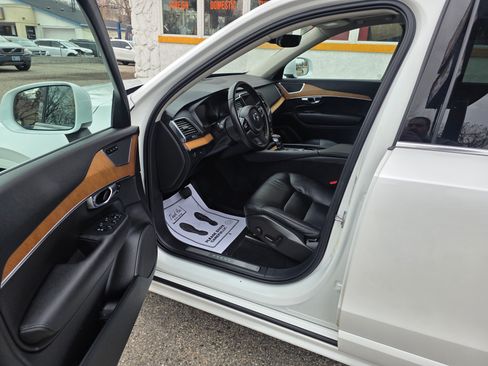 Used 2021 Volvo XC90 T6 Momentum image 7