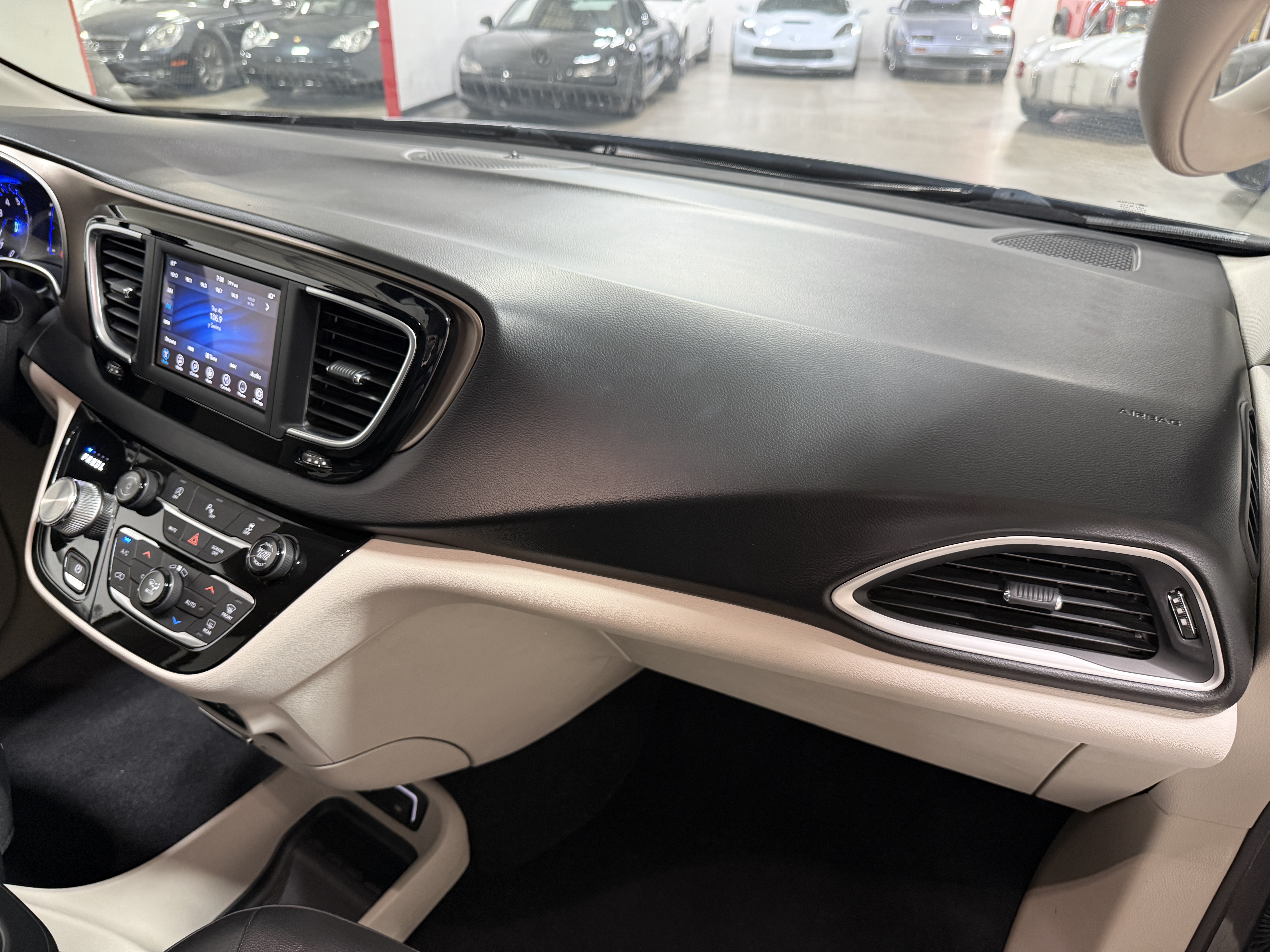 Used 2018 Chrysler Pacifica Touring-L FWD image 24