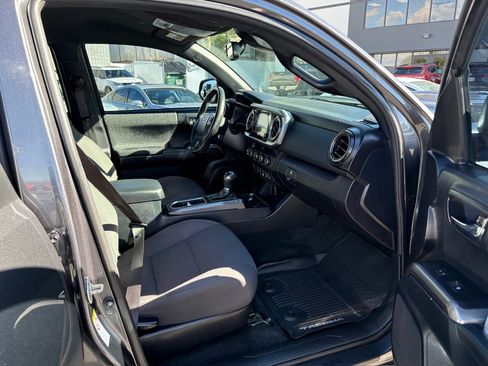 Used 2019 Toyota Tacoma TRD Sport image 12