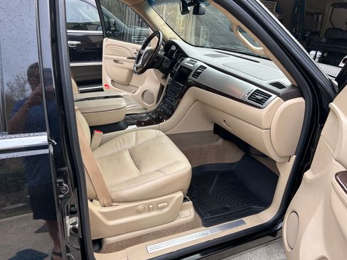 Used 2010 Cadillac Escalade Premium Luxury image 20