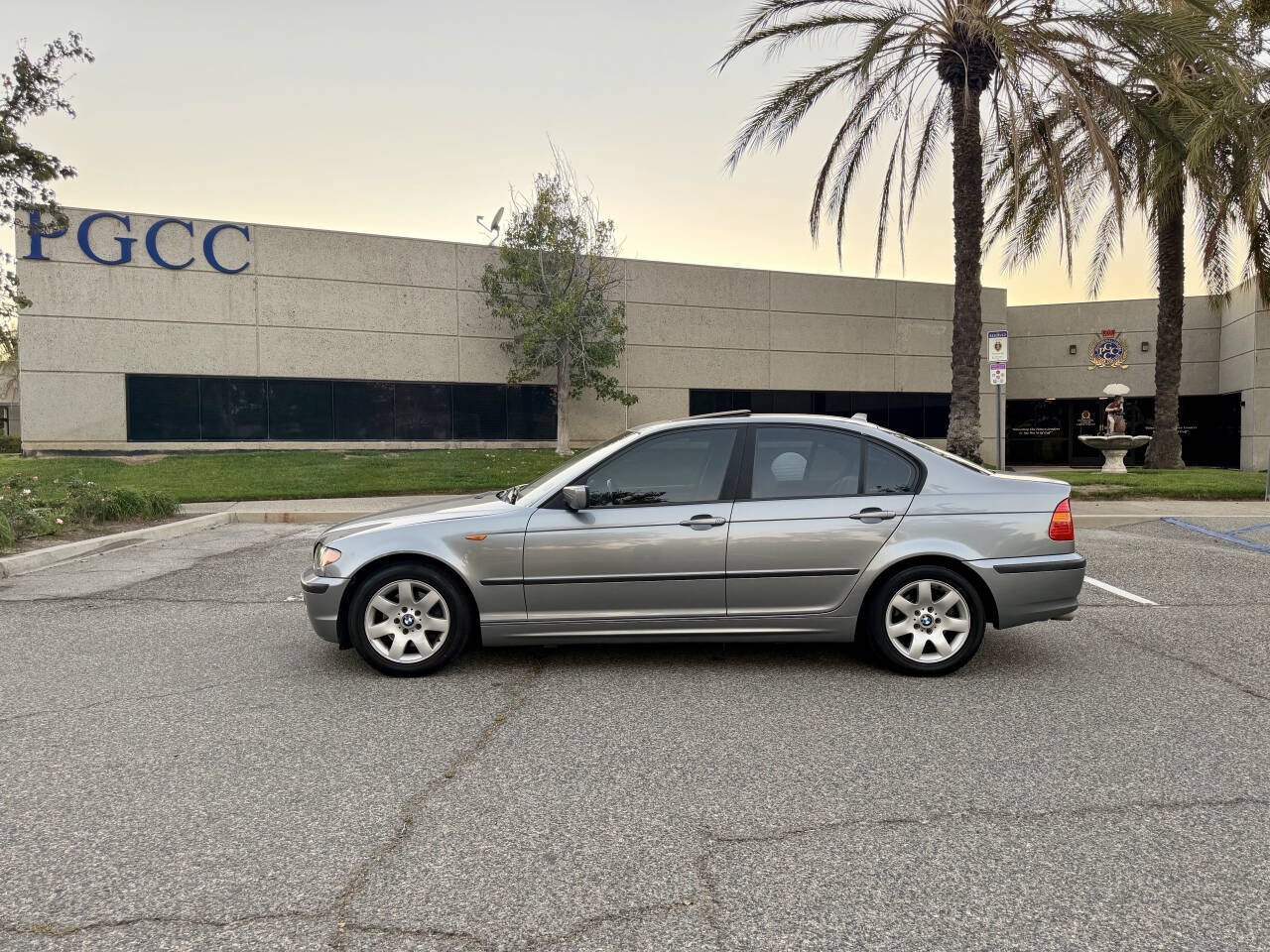 Used 2004 BMW 325i Sedan RWD image 2