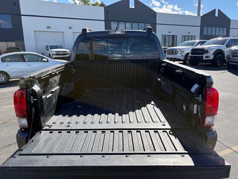 Used 2019 Toyota Tacoma TRD Sport image 10