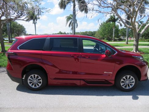 Used 2026 Toyota Sienna LE FWD image 14