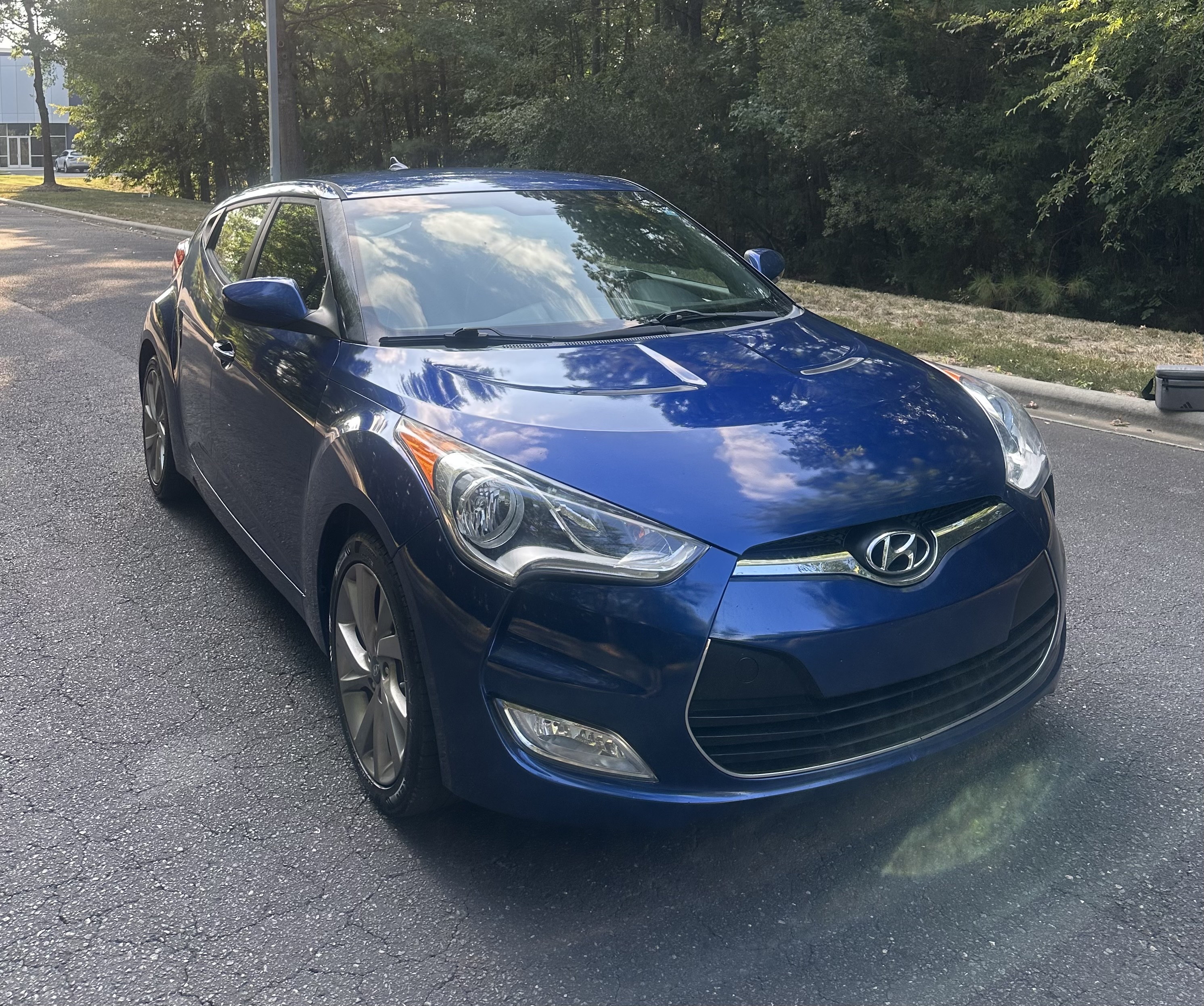 Used 2017 Hyundai Veloster FWD image 3