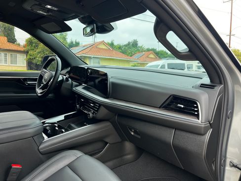 Used 2025 Chevrolet Suburban 4WD Z71 image 26