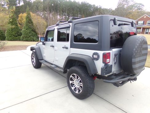 Used 2012 Jeep Wrangler Unlimited Sport image 3