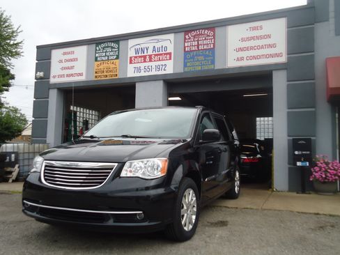 Used 2014 Chrysler Town & Country Touring image 1