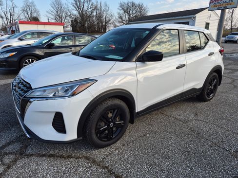 Used 2022 Nissan Kicks S image 1
