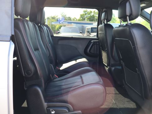 Used 2019 Dodge Grand Caravan GT FWD image 17