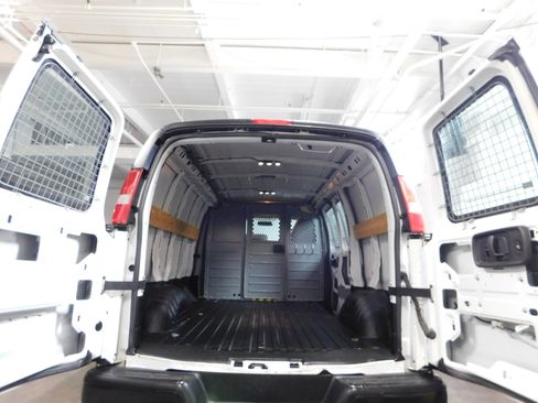 Used 2015 Chevrolet Express 2500 image 2