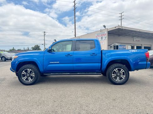 Used 2018 Toyota Tacoma TRD Sport RWD image 3