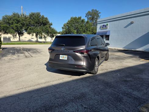Used 2024 Toyota Sienna LE FWD image 5