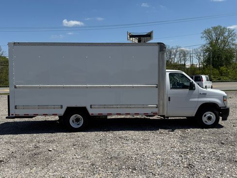 Used 2021 Ford E-350 and Econoline 350 image 2